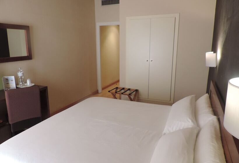 Quarto Triplo Estandar, Puerta De Espana