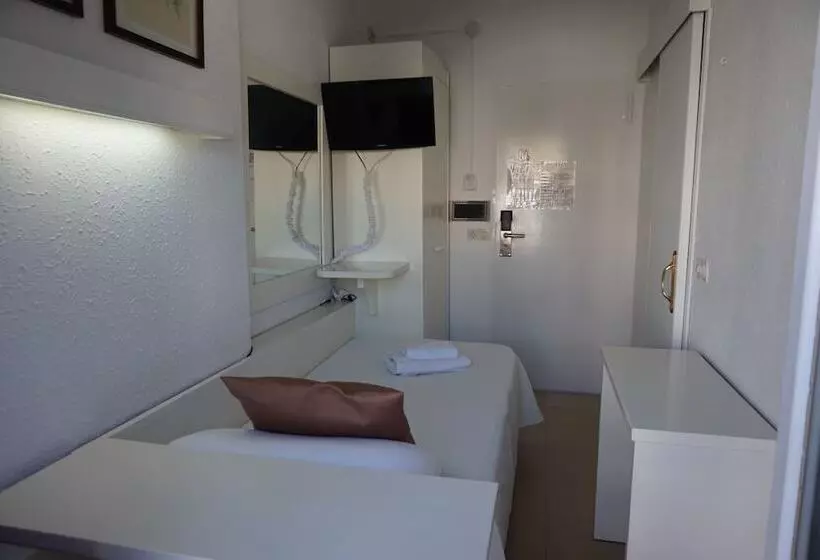 Standard Single Room, Hermes