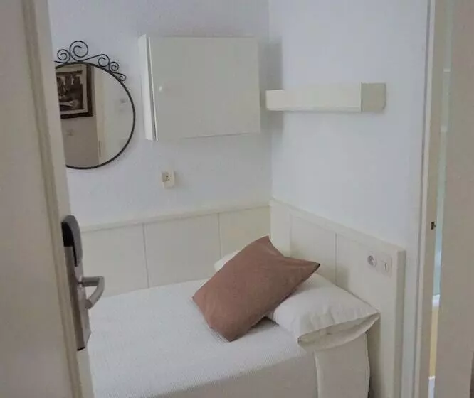Economy Single Room, Hermes