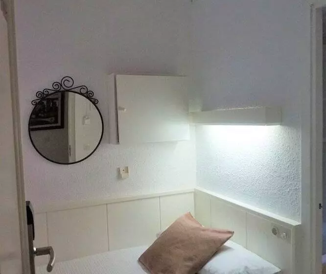 Economy Single Room, Hermes