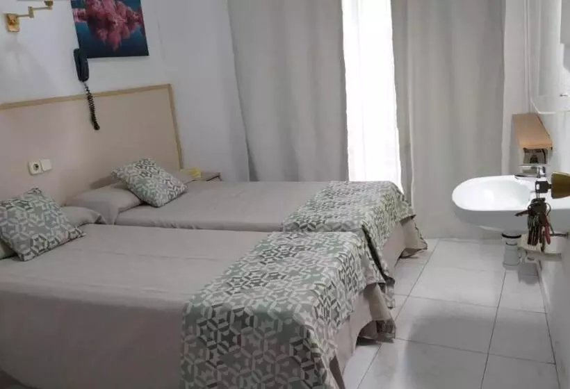 バス共有のスタンダードルーム, Hostal Alhambra Tarragona