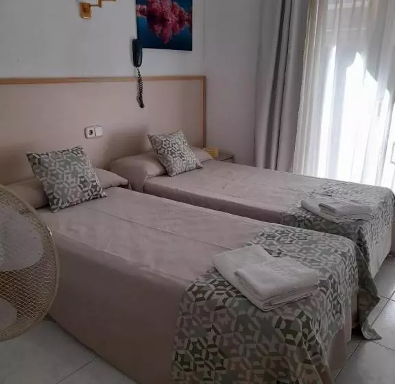 バス共有のスタンダードルーム, Hostal Alhambra Tarragona