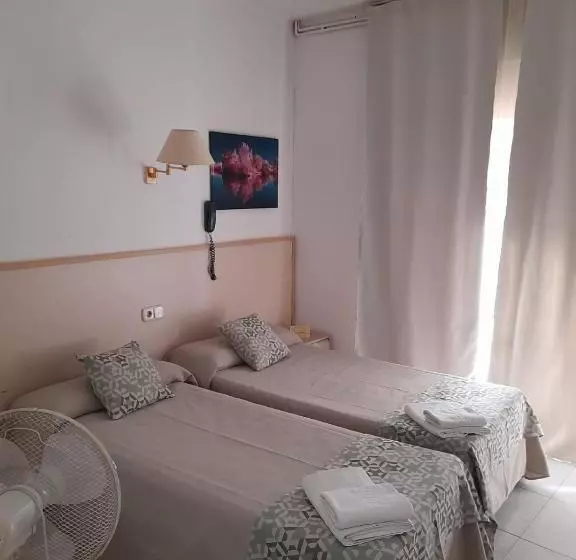 バス共有のスタンダードルーム, Hostal Alhambra Tarragona