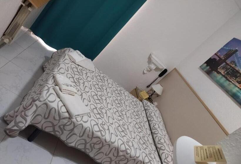 اتاق استاندارد, Hostal Alhambra Tarragona