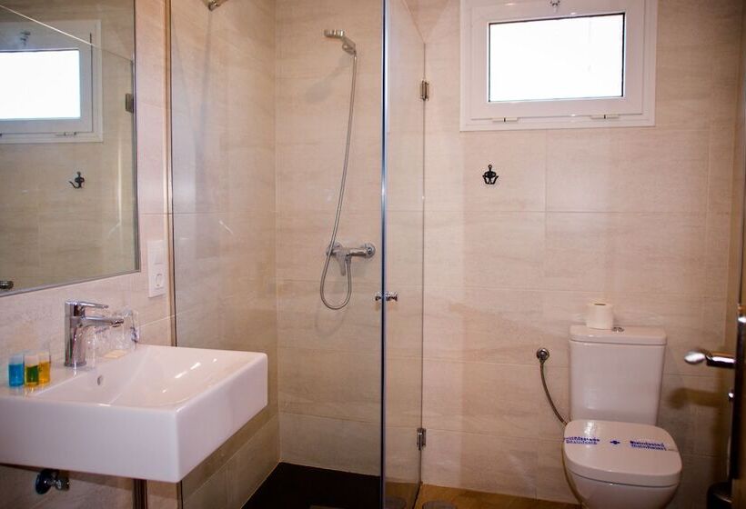 اتاق استاندارد سه نفره, Hostal La Muralla