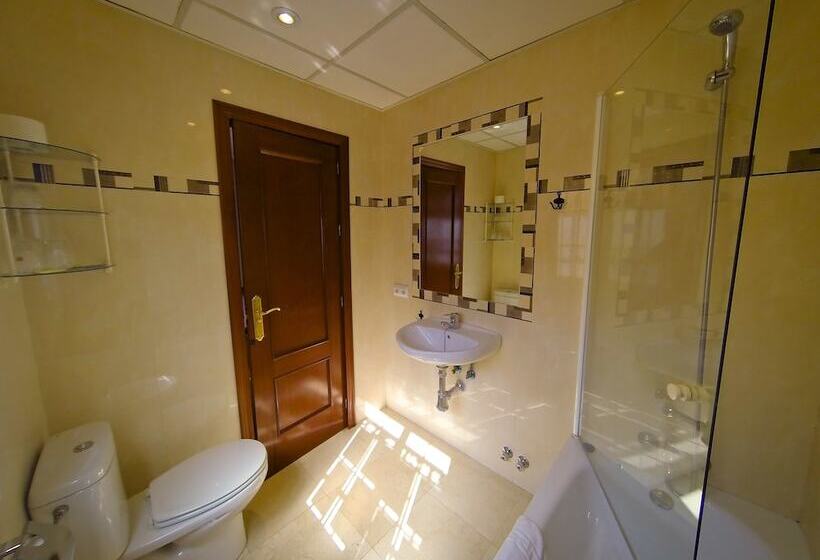 اتاق استاندارد سه نفره, Hostal La Muralla