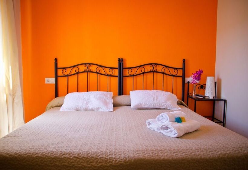 اتاق استاندارد سه نفره, Hostal La Muralla