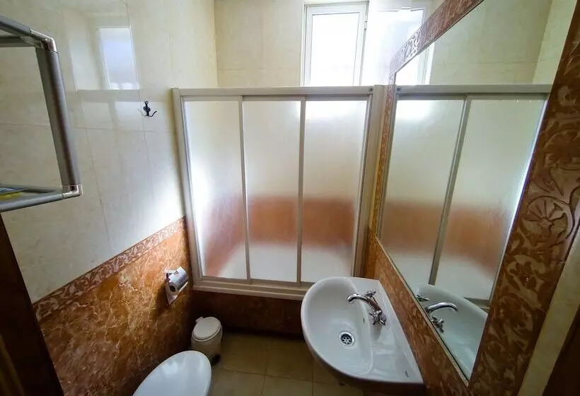 اتاق اکونومی, Hostal La Muralla