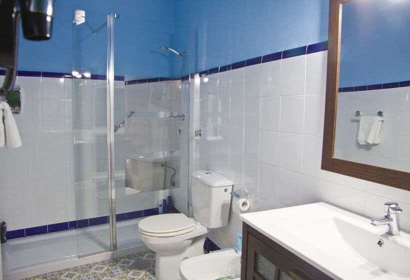 标准三人间, Hostal El Faro