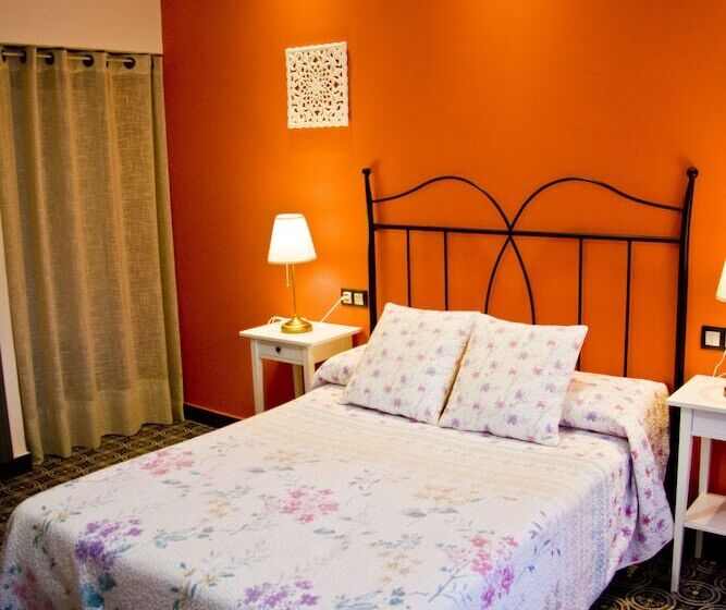 标准三人间, Hostal El Faro