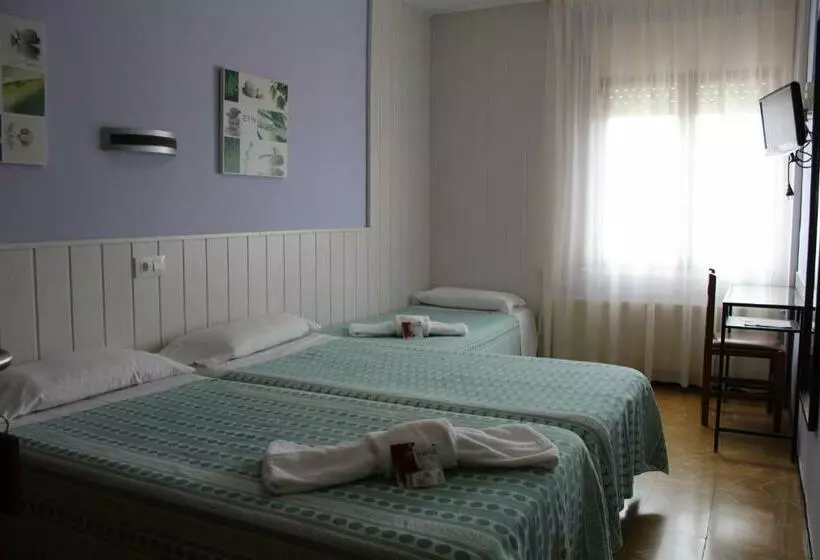 3-Bett-Standardzimmer, Hostal Fabrellas