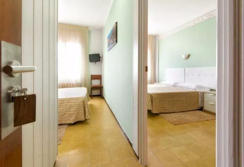 4 Bett Standardzimmer, Hostal Fabrellas