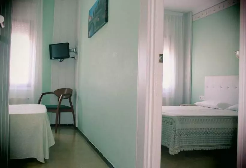 4 Bett Standardzimmer, Hostal Fabrellas