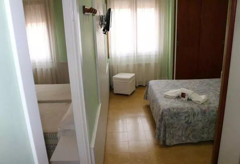 4 Bett Standardzimmer, Hostal Fabrellas