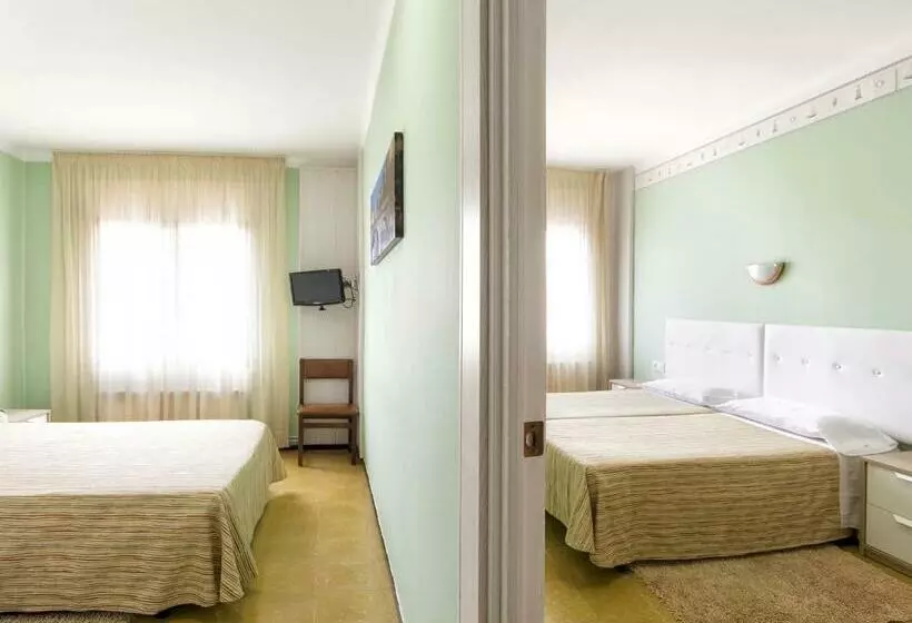 4 Bett Standardzimmer, Hostal Fabrellas