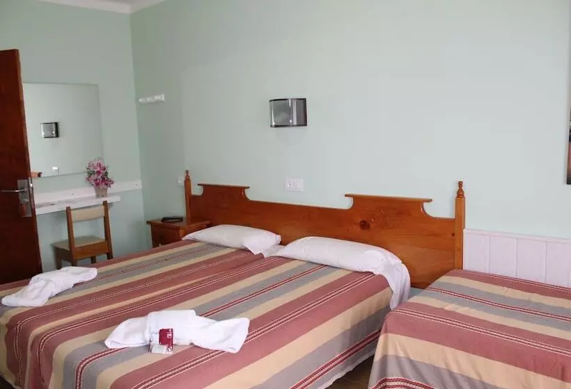 3-Bett-Standardzimmer, Hostal Fabrellas