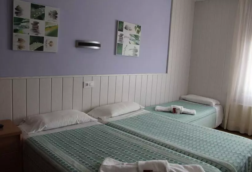 3-Bett-Standardzimmer, Hostal Fabrellas