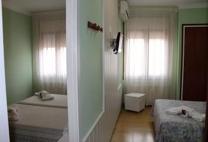 4 Bett Standardzimmer, Hostal Fabrellas