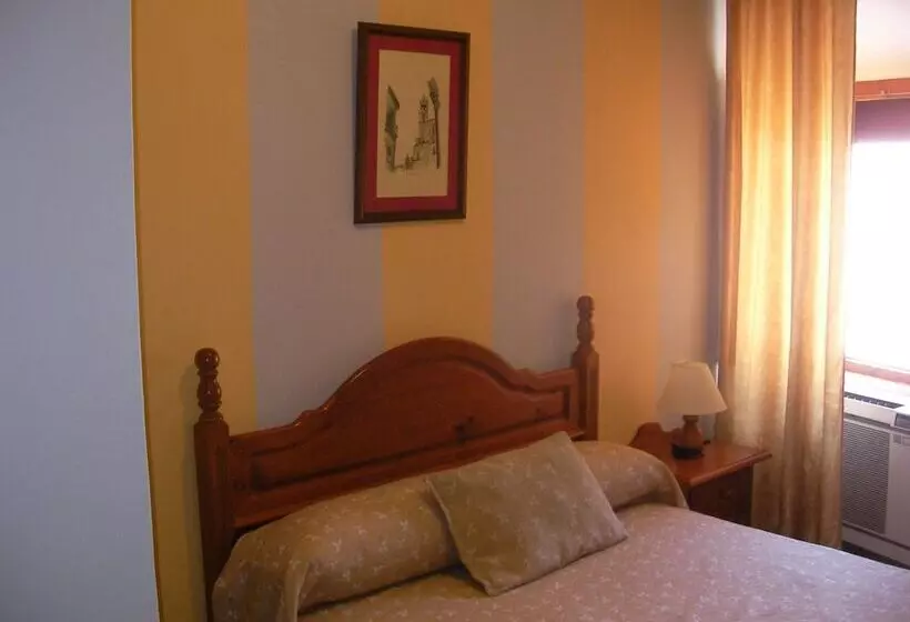 Camera Tripla Standard, Hostal Trujillo