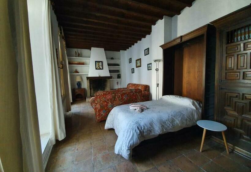 Chambre Triple Standard, Casa Del Aljarife