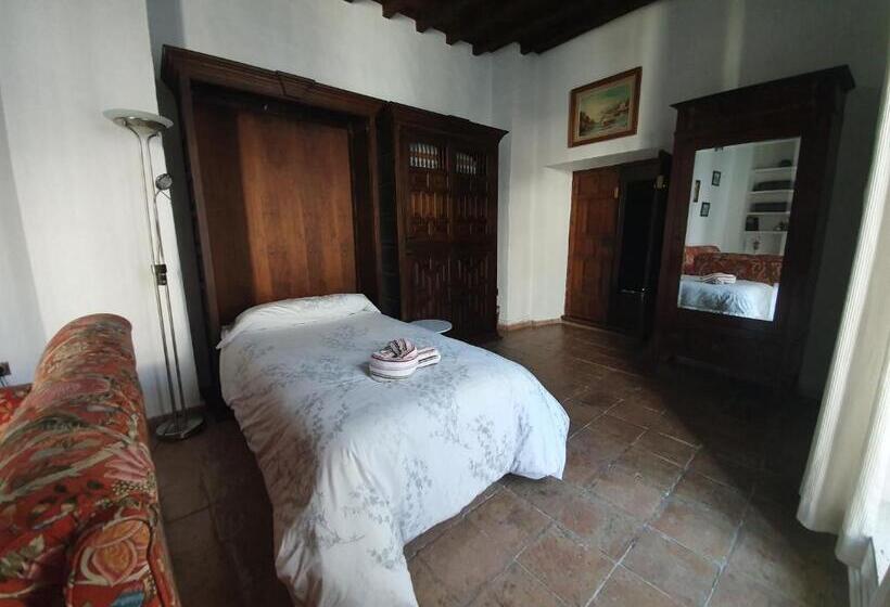 Chambre Triple Standard, Casa Del Aljarife