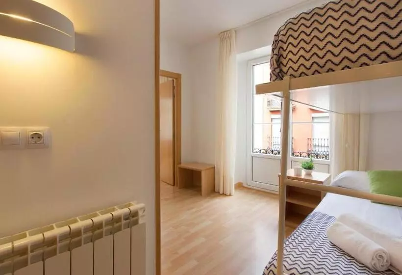 اتاق استاندارد چهارنفره با بالکن, Hostal La Numantina