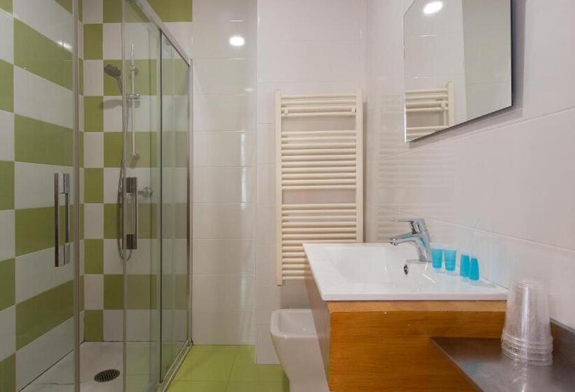 带阳台标准四人间, Hostal La Numantina