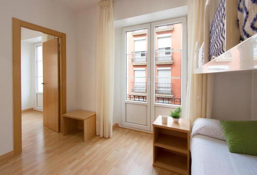 带阳台标准四人间, Hostal La Numantina