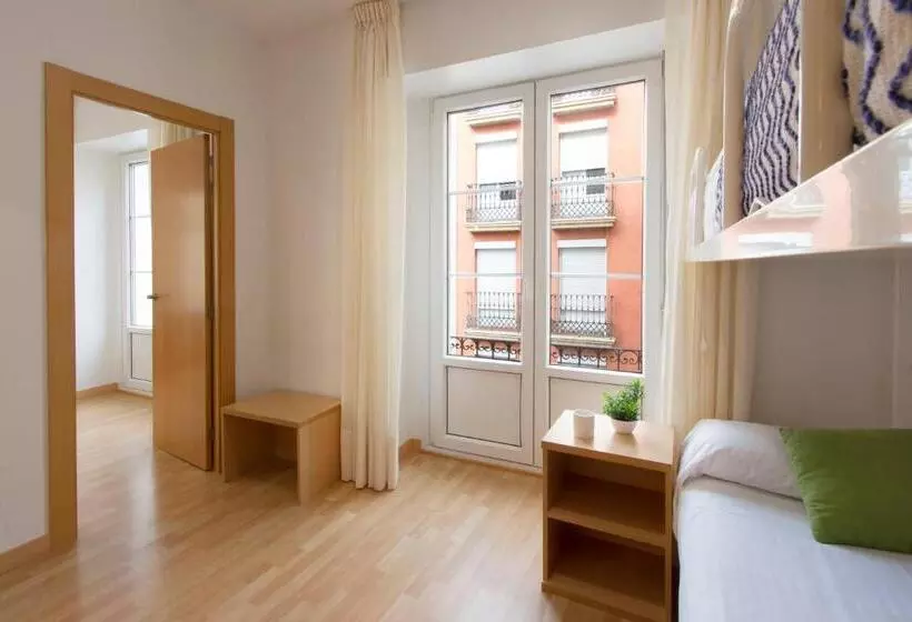 اتاق استاندارد چهارنفره با بالکن, Hostal La Numantina