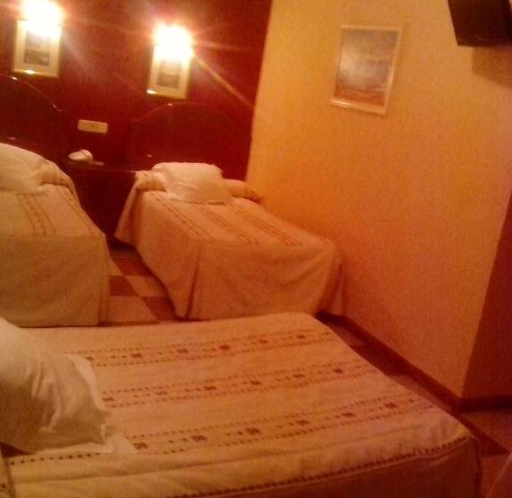 اتاق استاندارد چهار تخته, Hostal Residencia Castilla