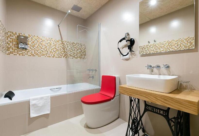 标准单人间, Montmar