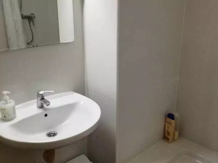 اتاق استاندارد یک تخته با سرویس بهداشتی مشترک, Hostal Lesseps
