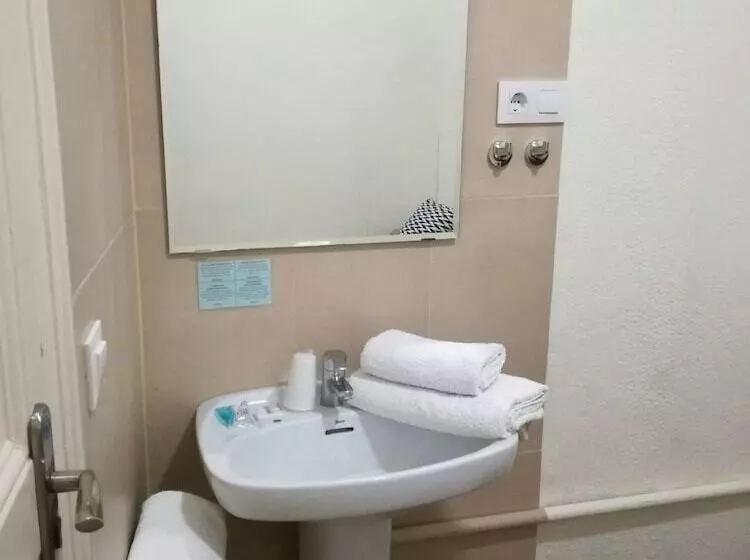 اتاق استاندارد یک تخته با سرویس بهداشتی مشترک, Hostal Lesseps