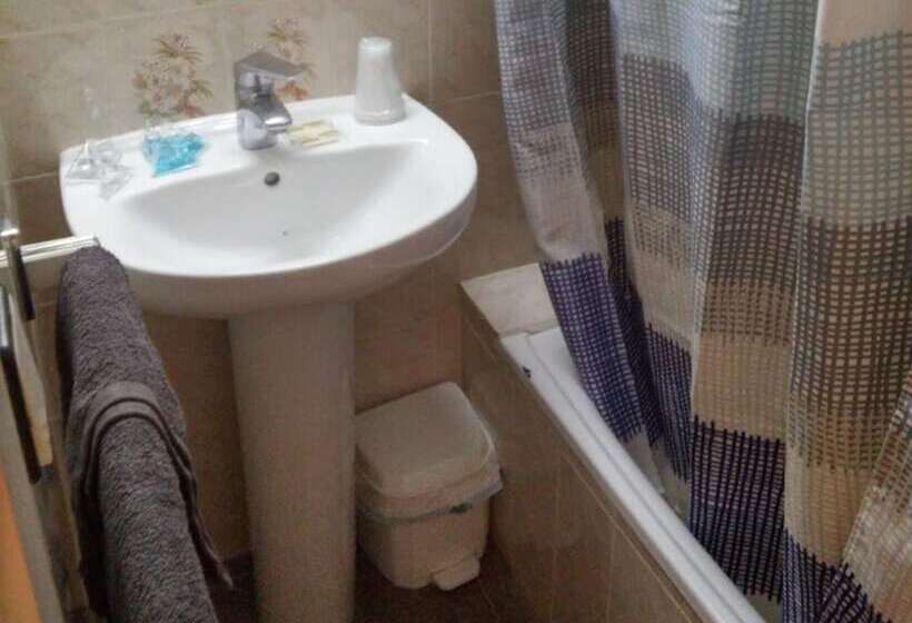 اتاق استاندارد سه نفره, Hostal Lesseps