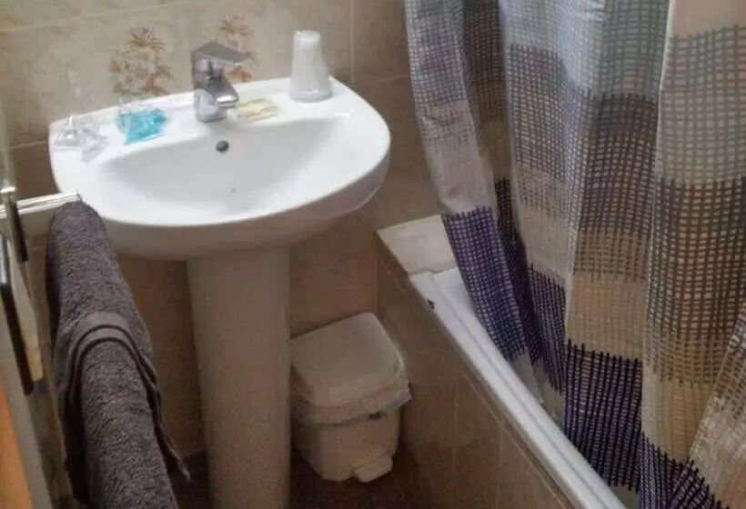 اتاق استاندارد سه نفره, Hostal Lesseps