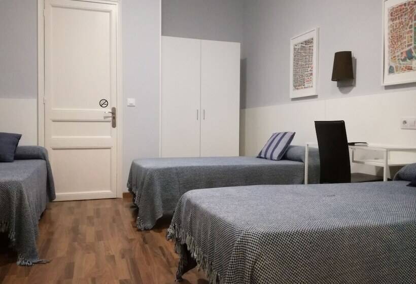 اتاق استاندارد سه نفره, Hostal Lesseps