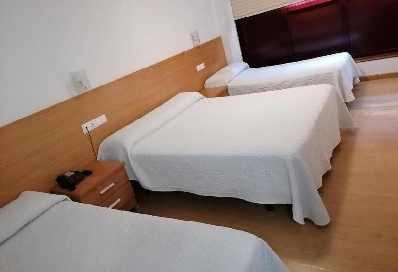 غرفة قياسية ثلاثية, Hostal Adelia