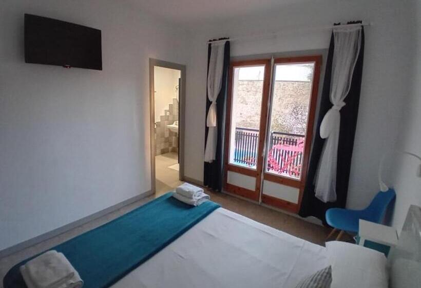 Номер Стандарт Вид на Бассейн, Hostal Santa Gemma