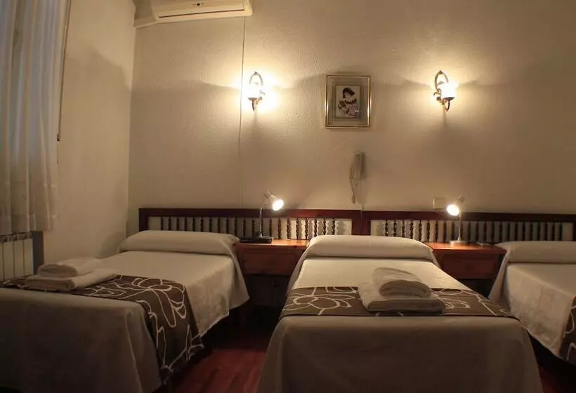 اتاق ساده سه‌ نفره, Hostal Esmeralda