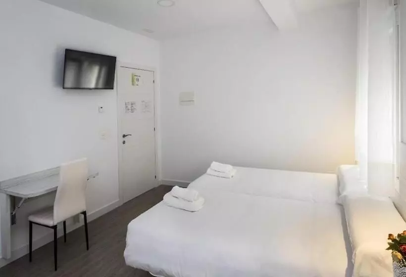 スタンダードトリプルルーム, Hostal Lar