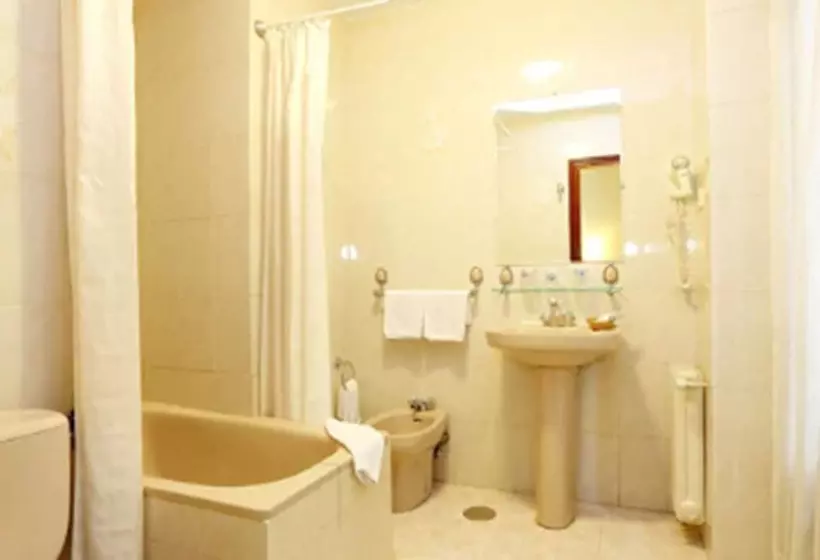 اتاق استاندارد سه نفره, Hostal Macarena