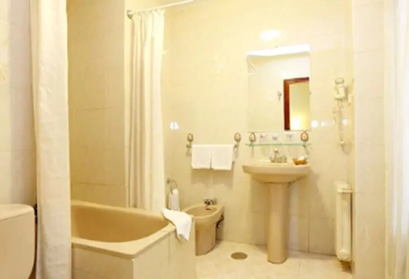 اتاق استاندارد سه نفره, Hostal Macarena