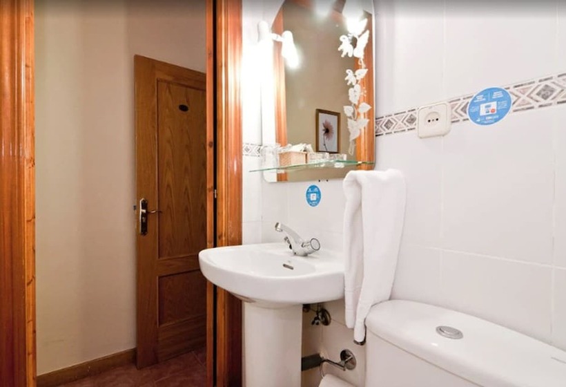 اتاق استاندارد سه نفره, Hostal Oporto