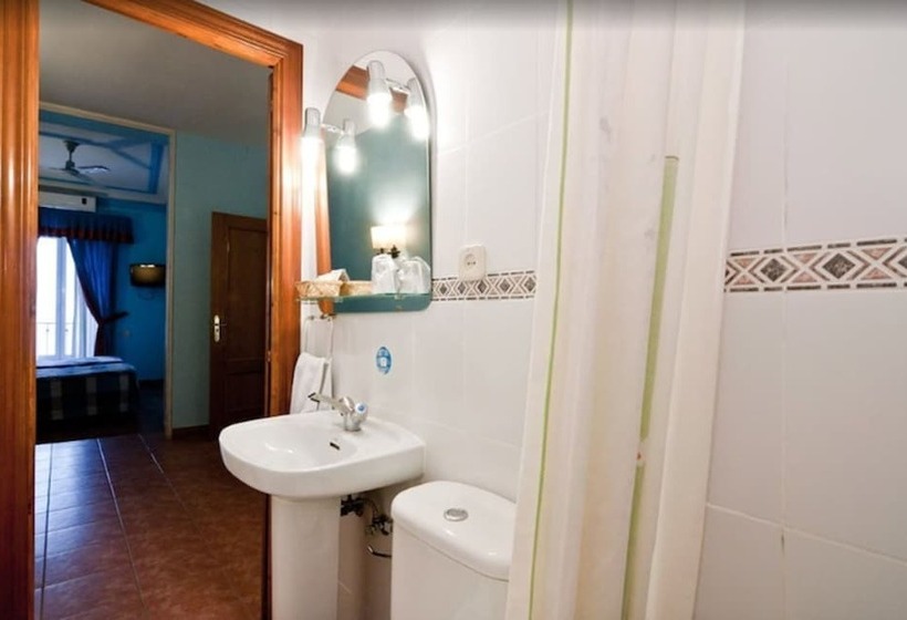 اتاق استاندارد سه نفره, Hostal Oporto