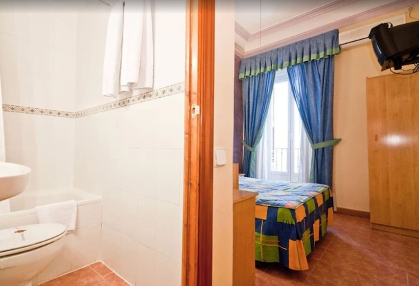 اتاق استاندارد سه نفره, Hostal Oporto