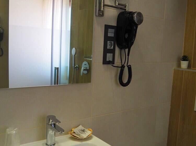 标准三人间, Hostal Don Suero De Quiñones