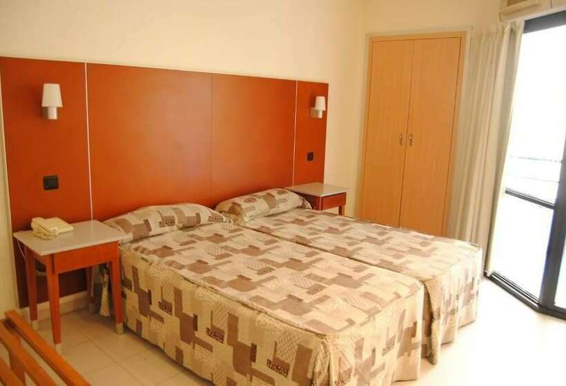 Quarto Triplo Estandar, Oasis Plaza
