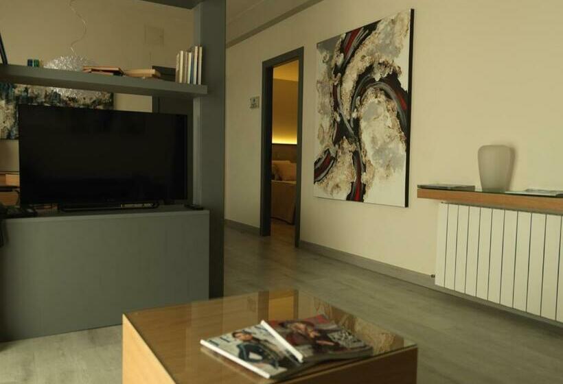 3 Bedroom Suite, Oasis Plaza