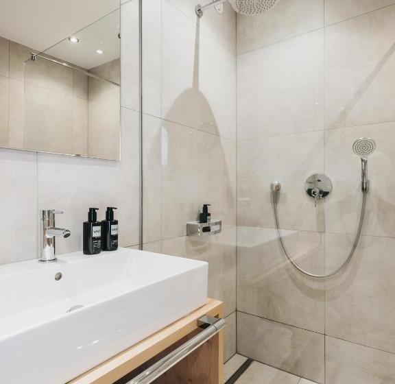 수피리어 룸, Vaya Nauders