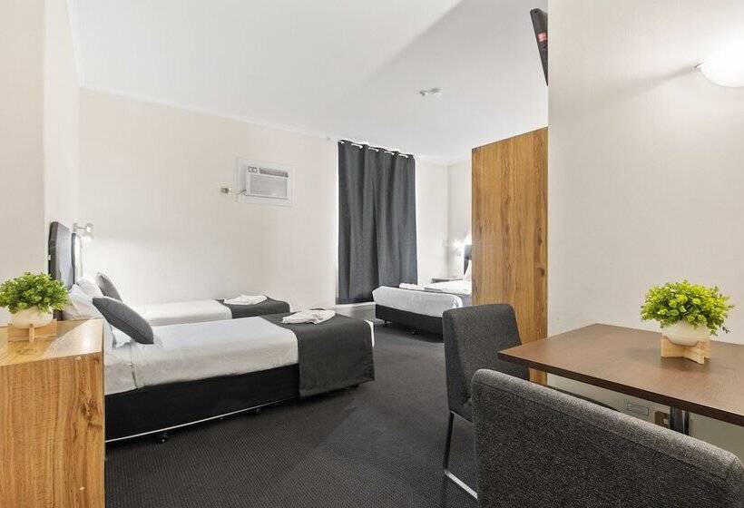 غرفة عائلية, Adelaide Paringa